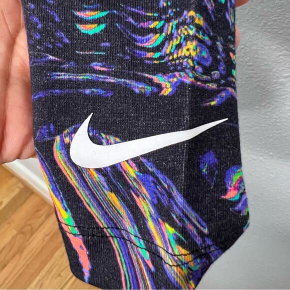 New Nike Black 3D Graphic Tight Fit High Rise Leggings Women's size XS - Picture 2 of 6